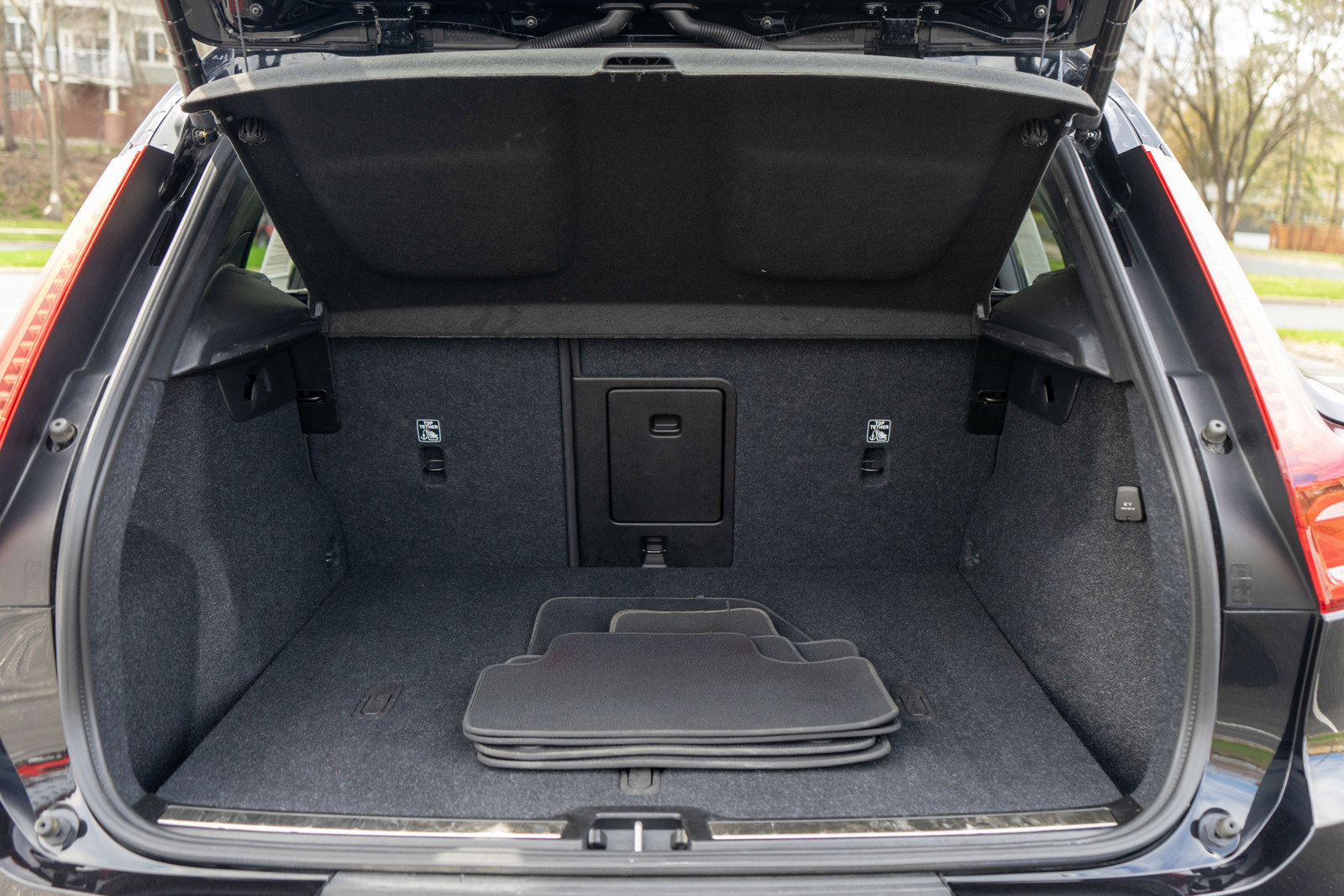 Used 2025 Volvo XC40 B5 Plus AWD/4WD image 9