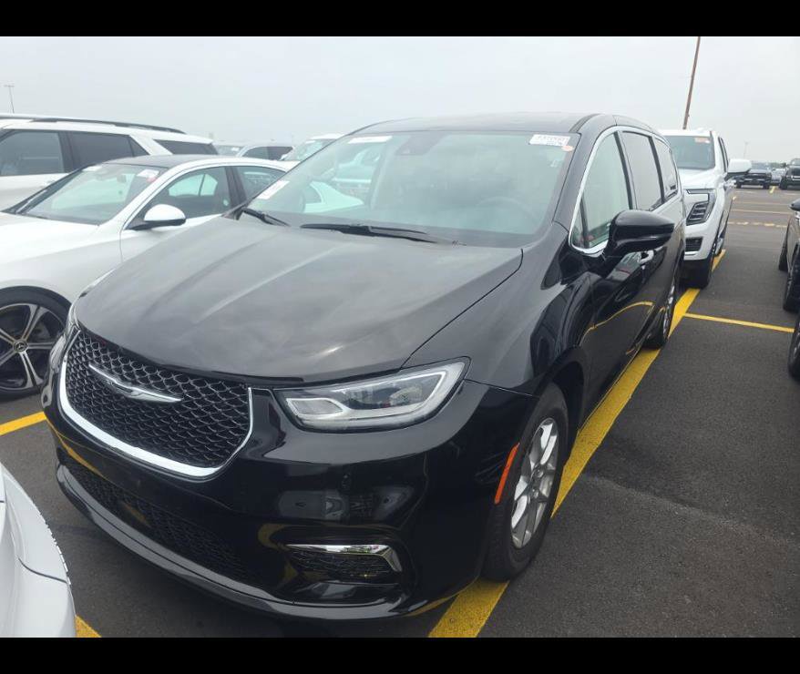 Used 2024 Chrysler Pacifica Touring-L FWD image 2