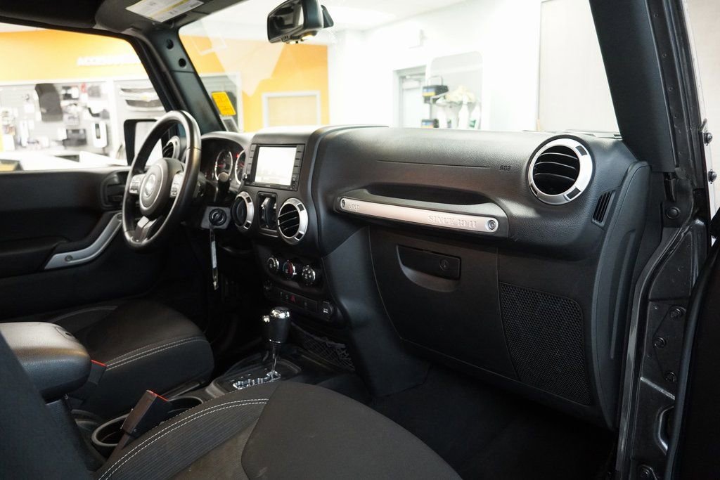 Used 2016 Jeep Wrangler Unlimited Sahara w/ Connectivity Group image 33