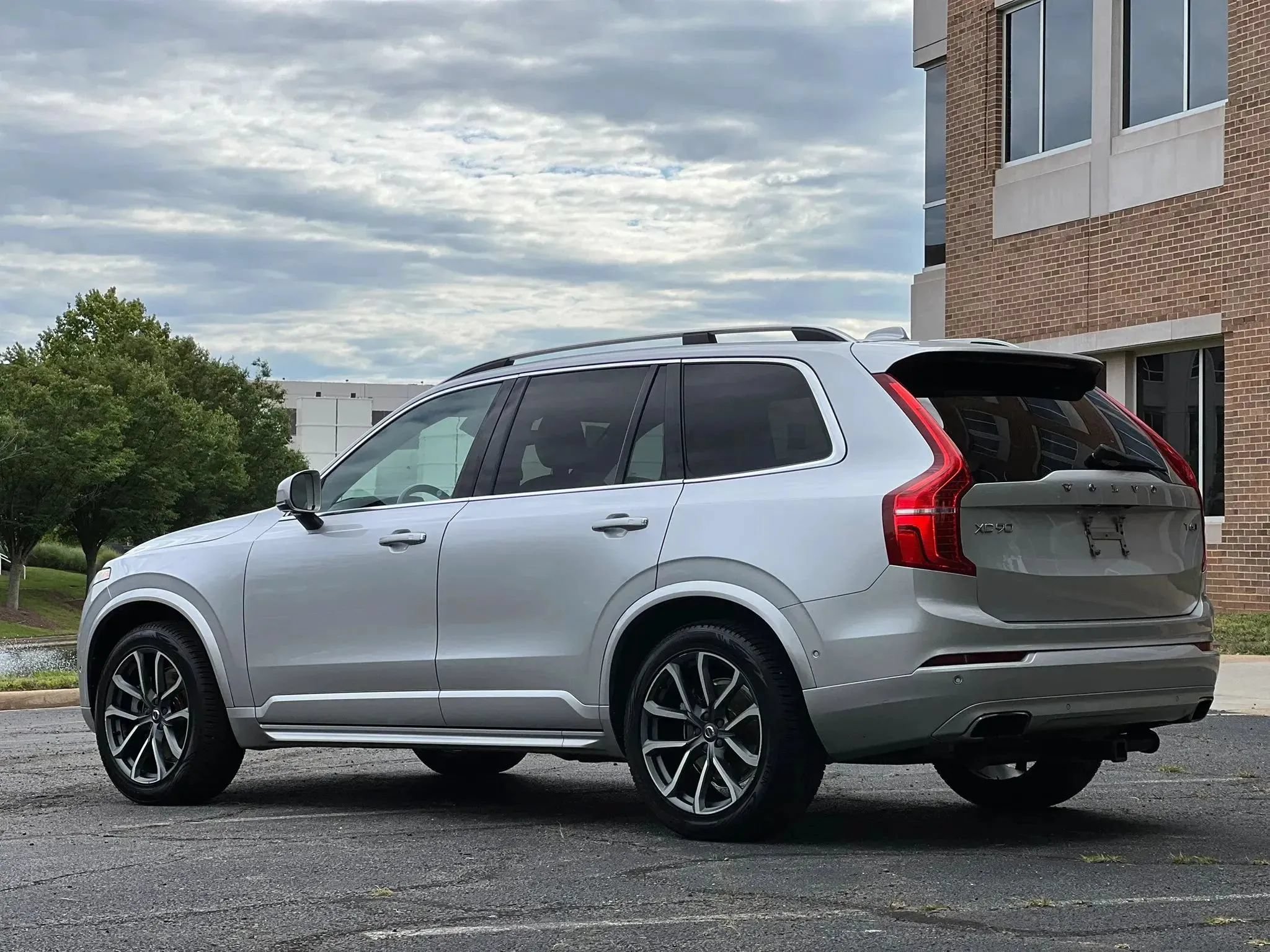 Used 2017 Volvo XC90 T6 Momentum w/ Vision Package AWD/4WD image 3