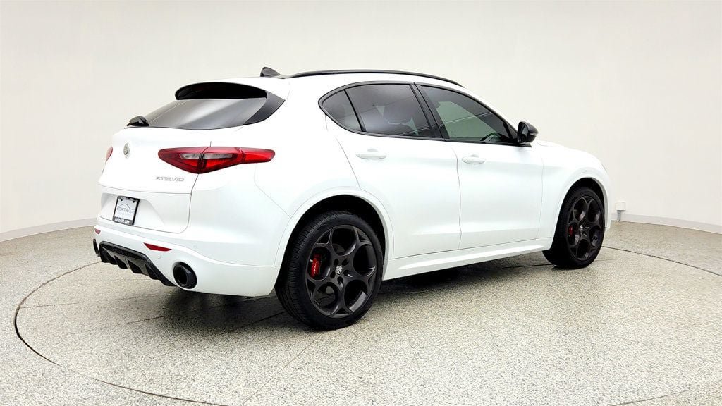 Used 2023 Alfa Romeo Stelvio Veloce AWD/4WD image 5