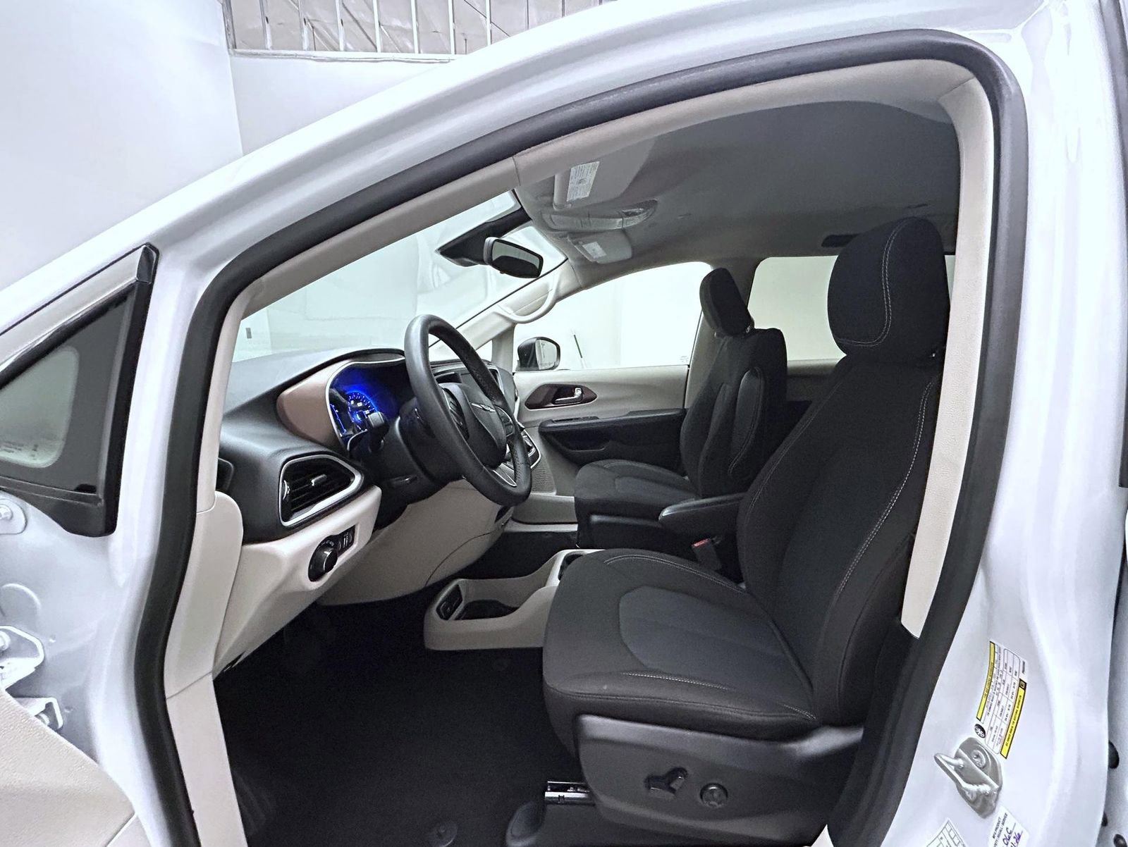 Used 2023 Chrysler Voyager LX image 10