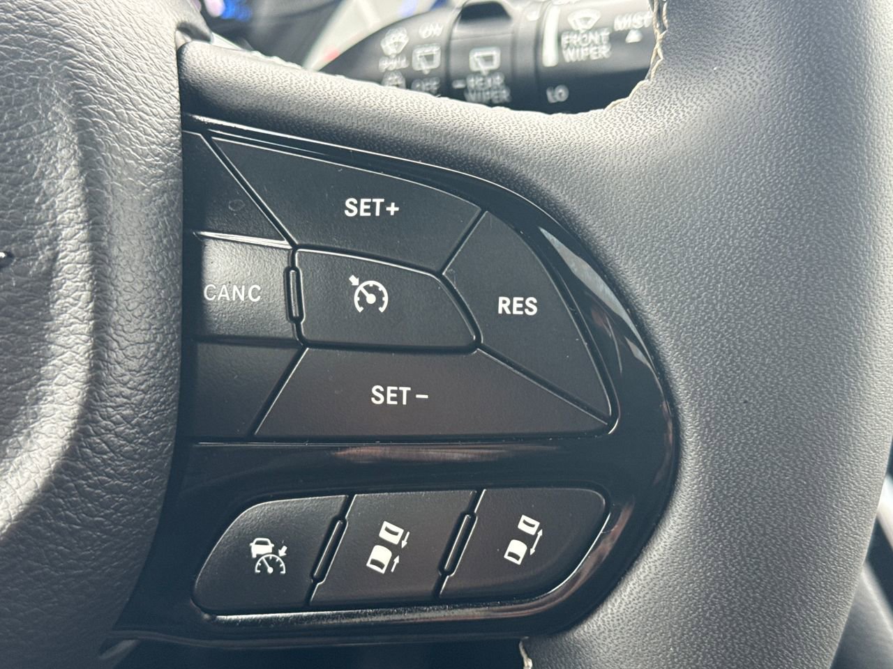 Used 2025 Chrysler Pacifica Premium image 30