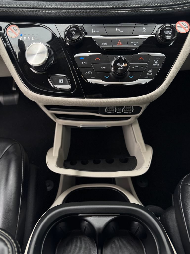 Used 2023 Chrysler Pacifica Touring-L FWD image 19