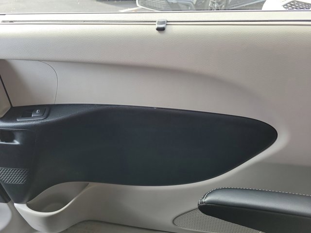 Used 2023 Chrysler Pacifica Touring-L image 11