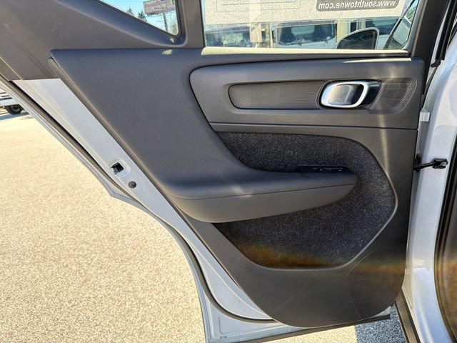 Used 2021 Volvo XC40 T4 Momentum image 22