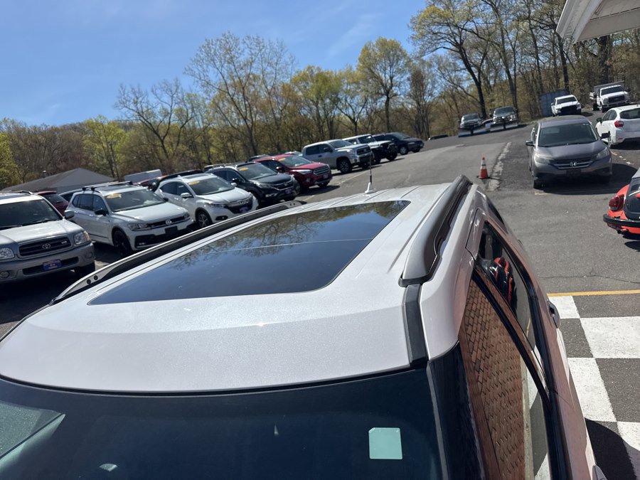 Used 2019 Ford Explorer XLT w/ Equipment Group 202A AWD/4WD image 8