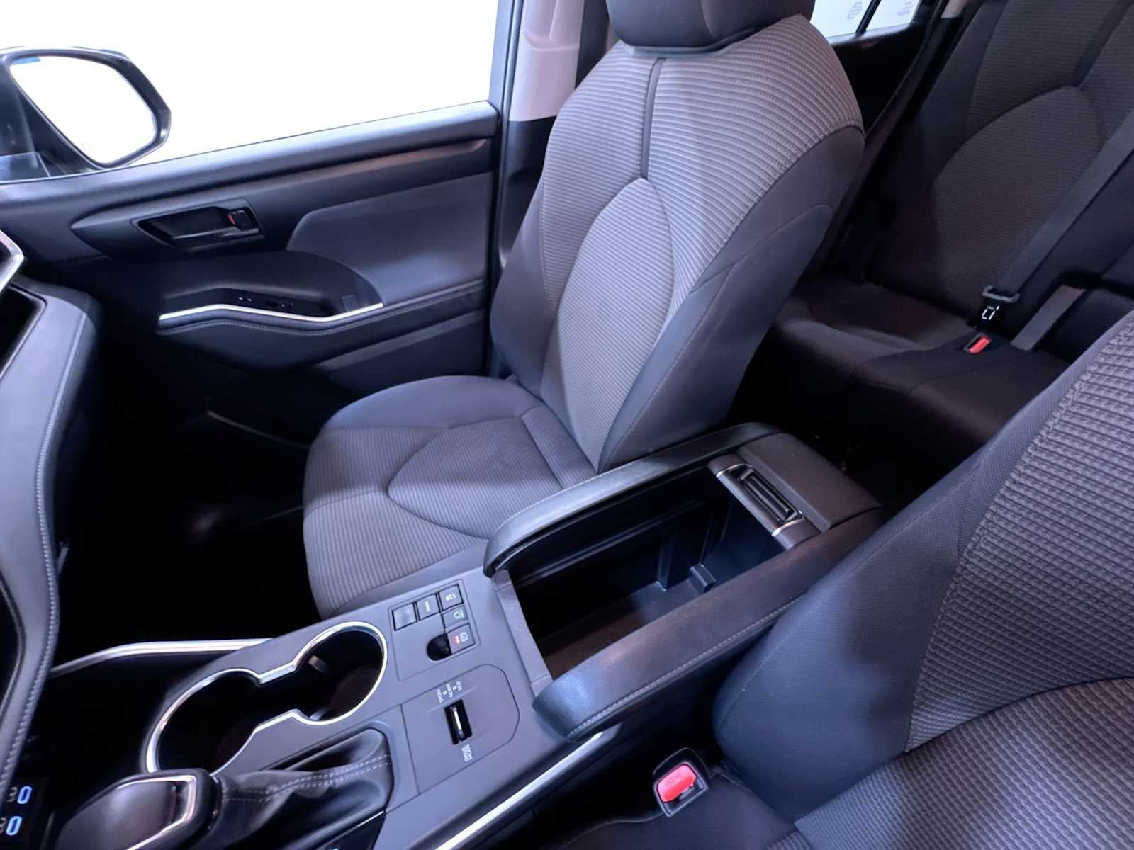 Used 2025 Toyota Highlander LE FWD image 28