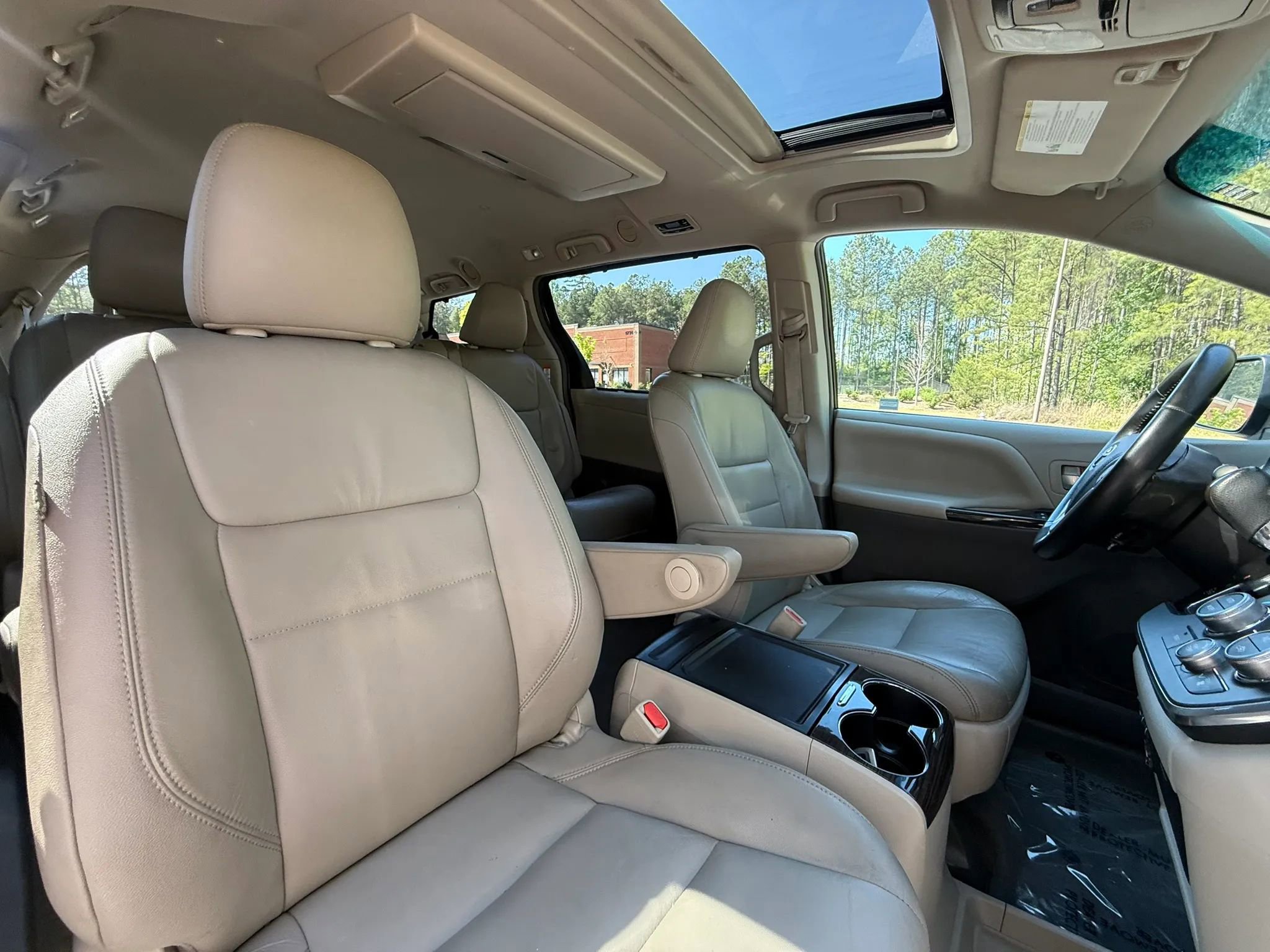 Used 2016 Toyota Sienna XLE Premium FWD image 24