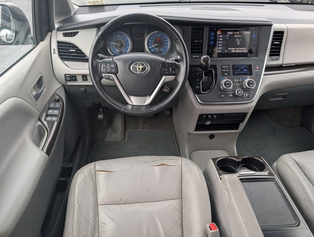 Used 2017 Toyota Sienna L image 13