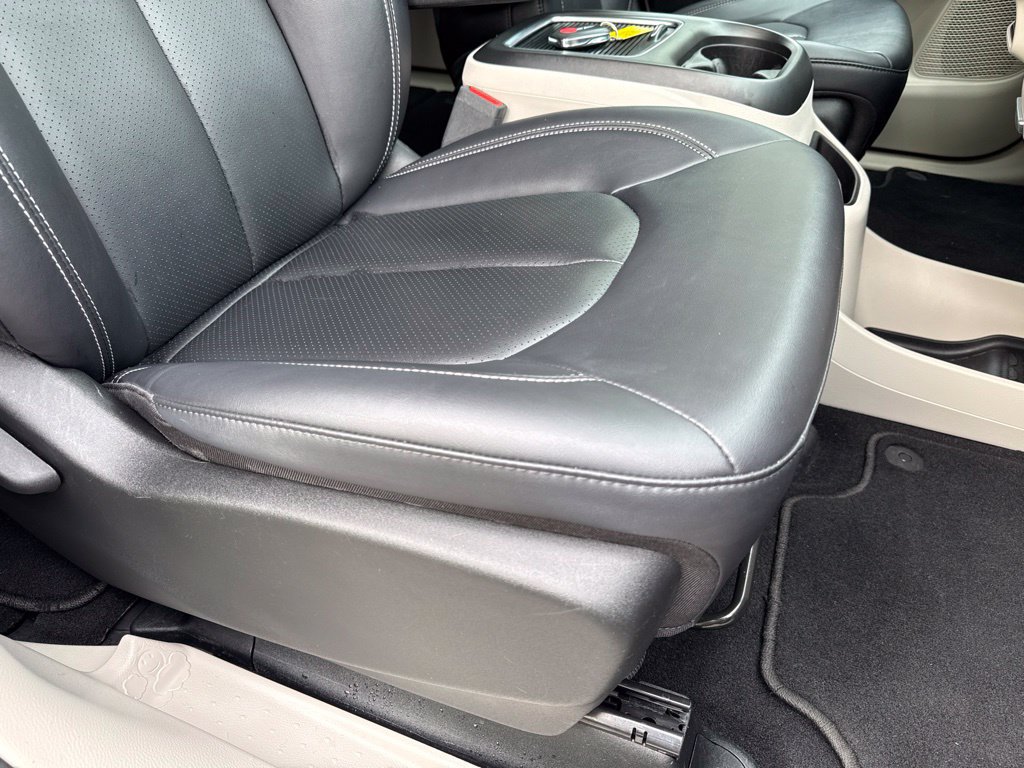Used 2024 Chrysler Pacifica Touring-L FWD image 41