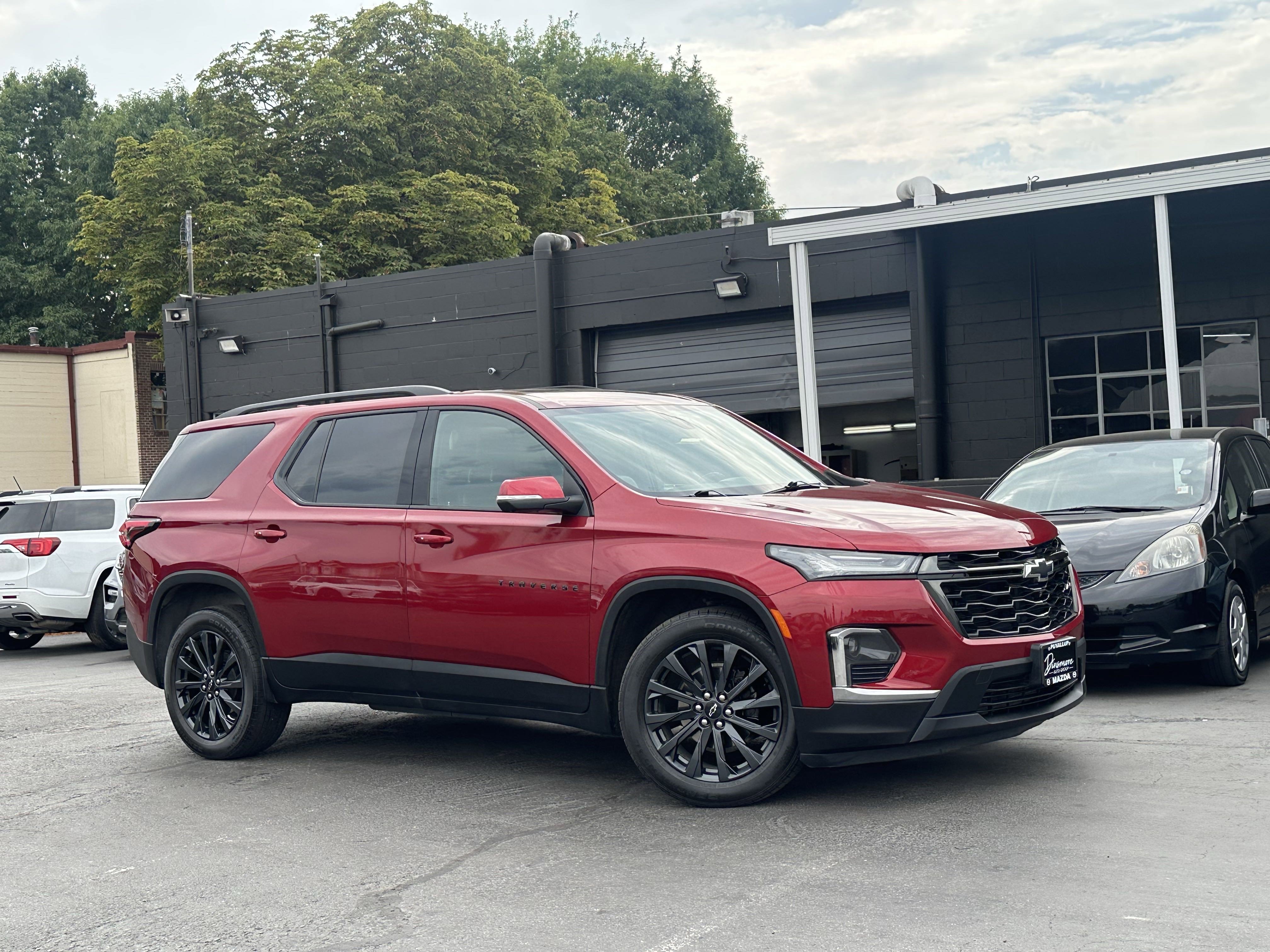 Used 2023 Chevrolet Traverse RS image 2