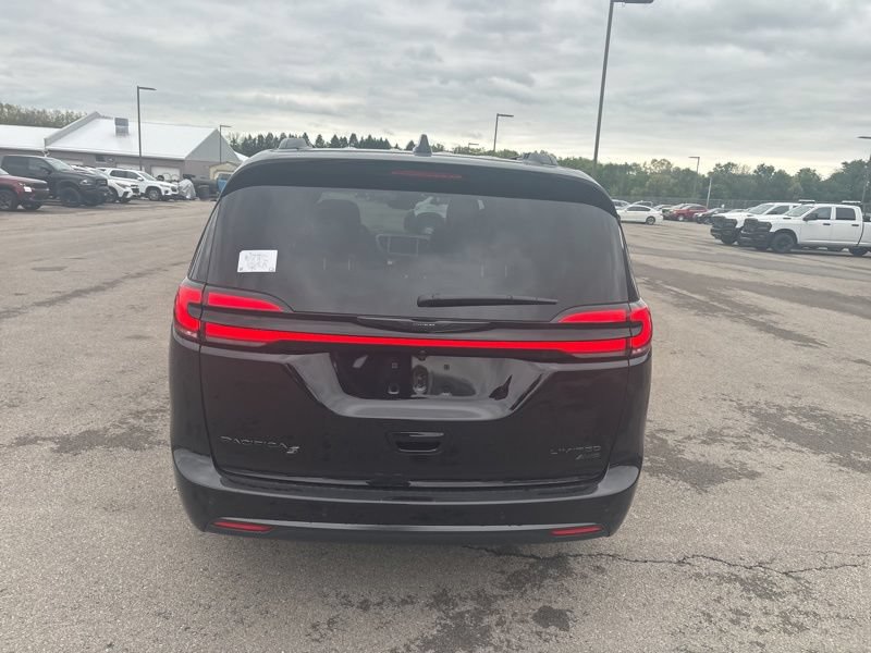 New 2026 Chrysler Pacifica Limited w/ S Appearance Package AWD/4WD image 4