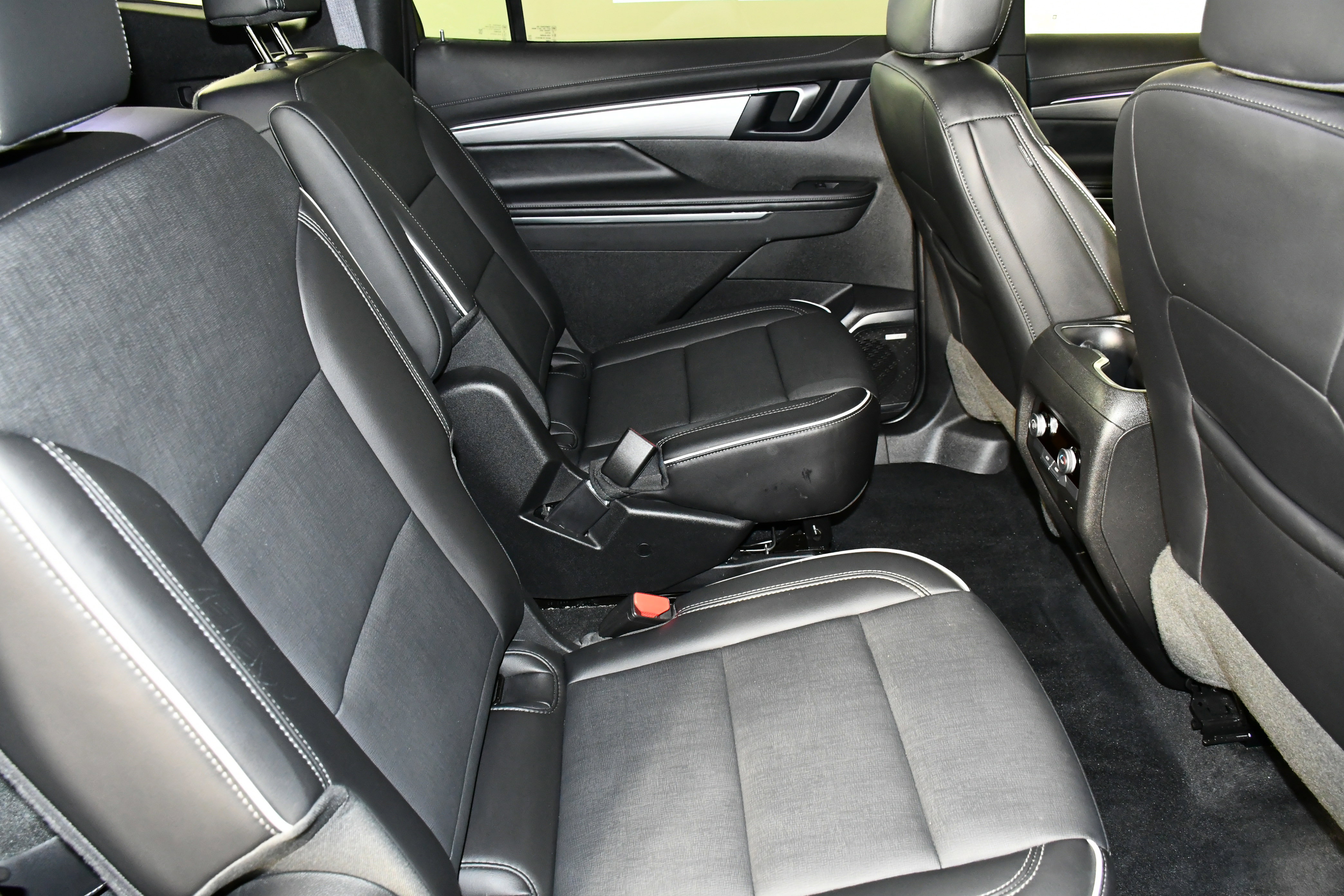 Used 2025 Buick Enclave Preferred image 44