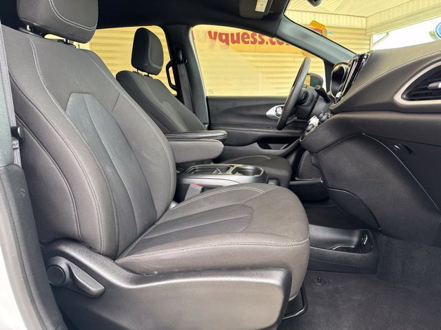 Used 2023 Chrysler Pacifica Touring FWD image 28