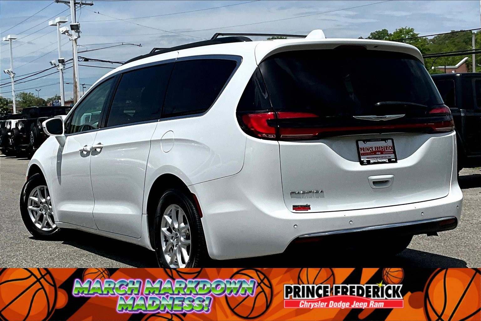 Used 2022 Chrysler Pacifica Touring-L image 9