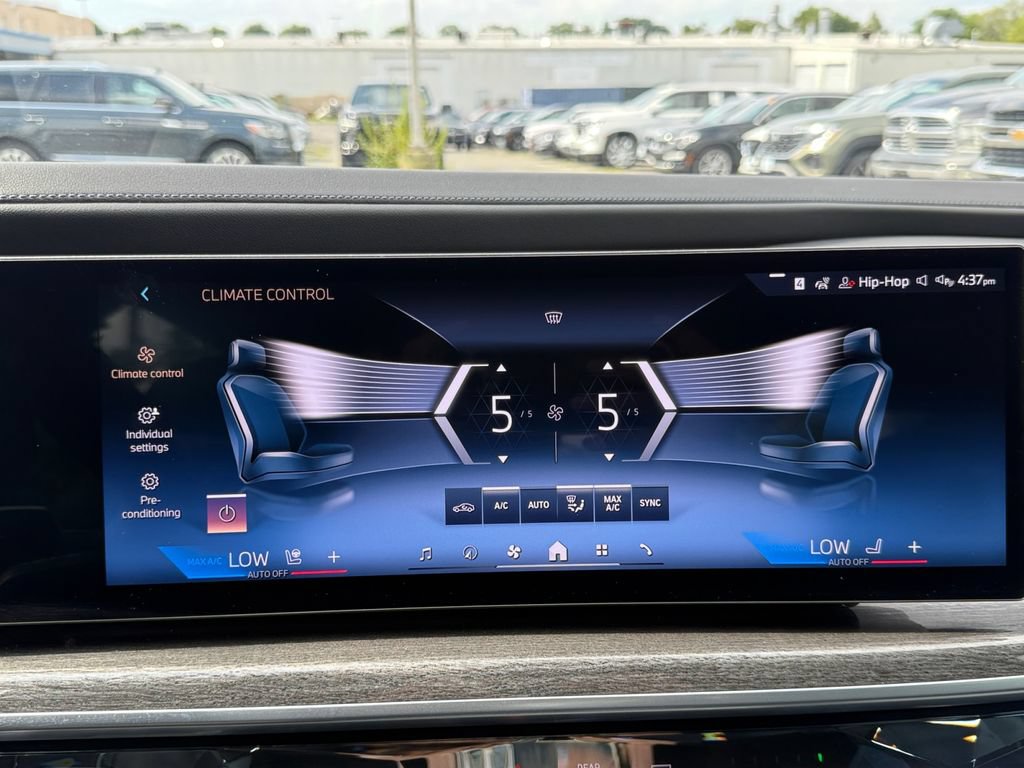 Used 2023 BMW 740i w/ Parking Assistance Package RWD image 16