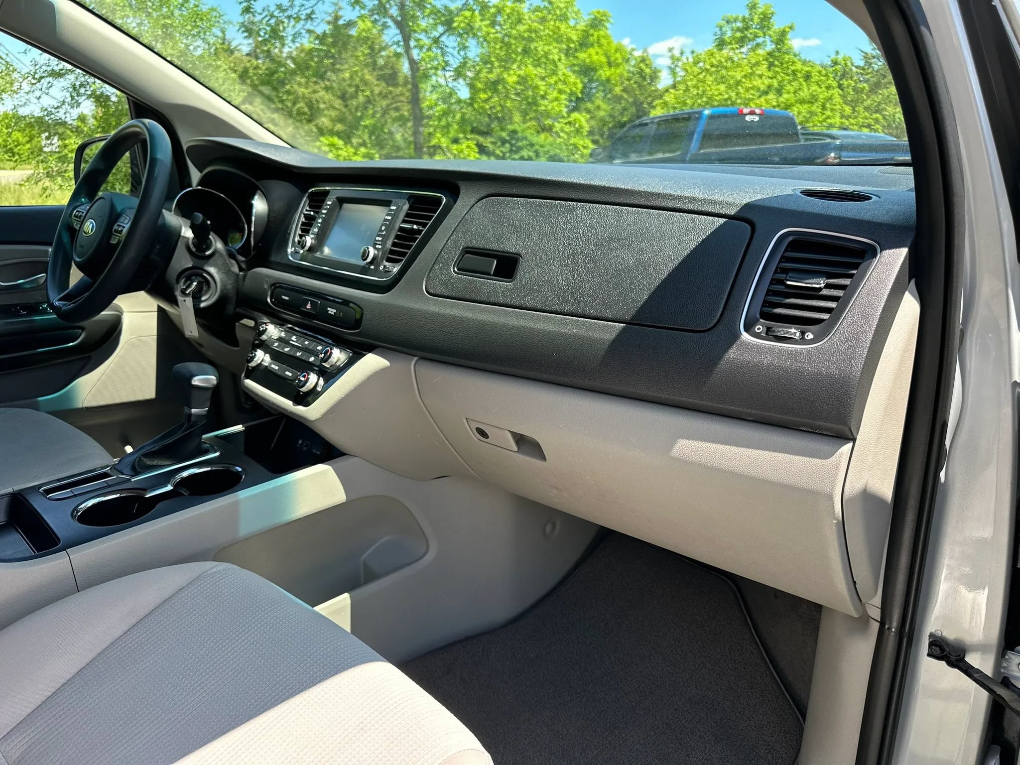 Used 2019 Kia Sedona LX FWD image 12