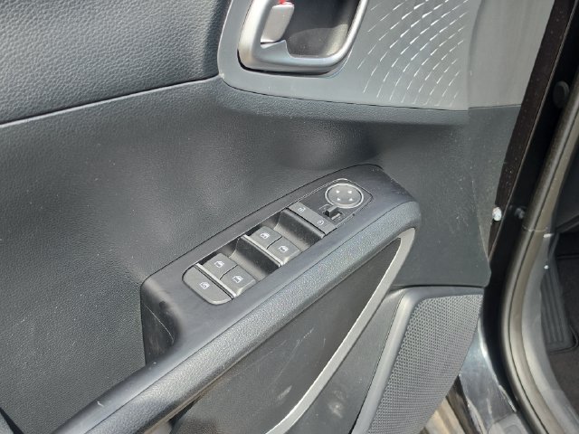 Certified 2025 Kia Soul LX FWD image 15