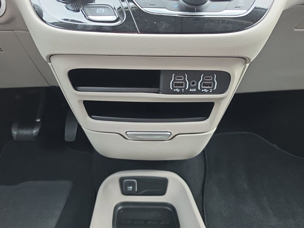 Used 2024 Chrysler Pacifica Touring-L FWD image 17