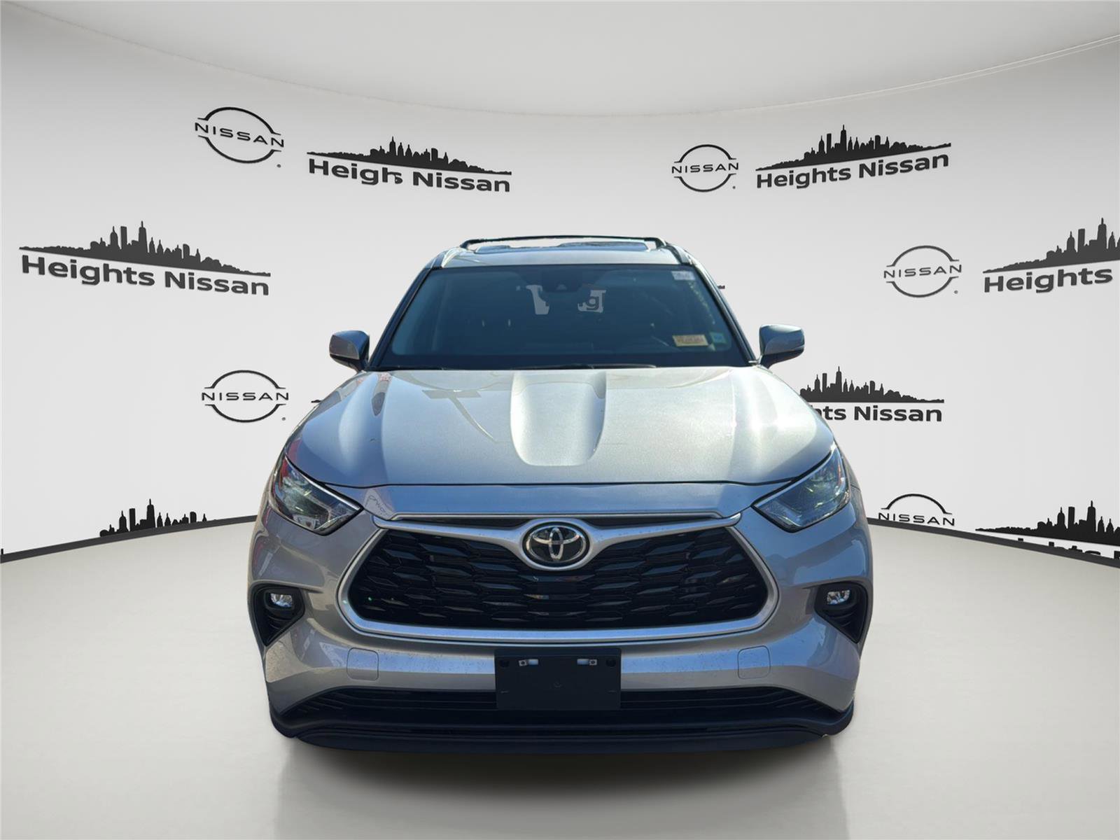 Used 2023 Toyota Highlander XLE AWD/4WD image 10