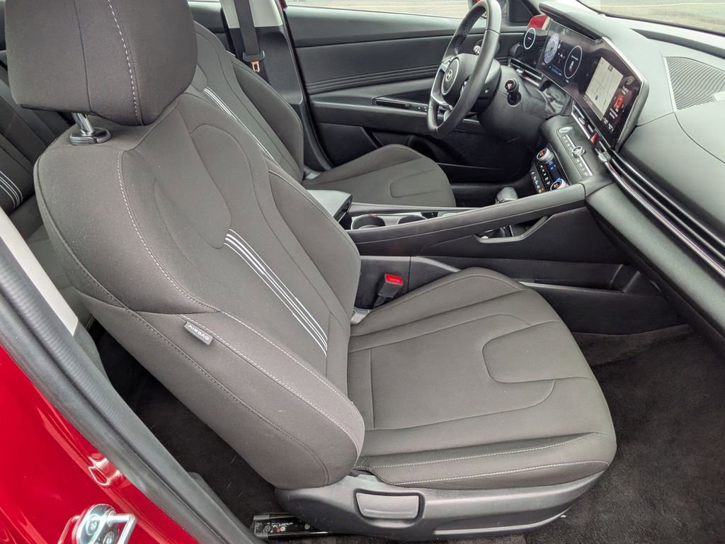 Used 2025 Hyundai Elantra SEL FWD image 25