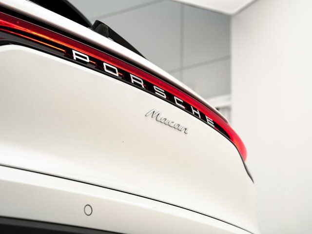 Certified 2025 Porsche Macan AWD/4WD image 31