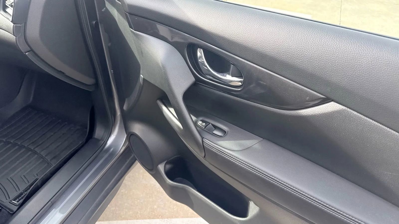 Used 2020 Nissan Rogue SV image 27