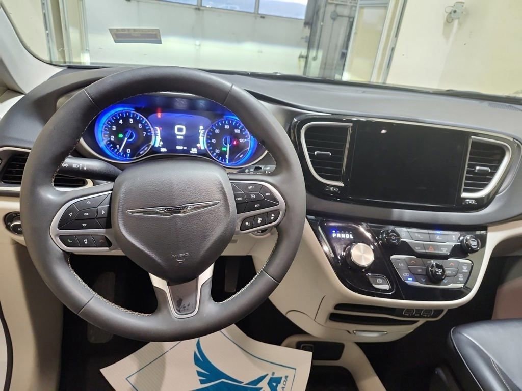 Used 2023 Chrysler Pacifica Touring-L FWD image 8