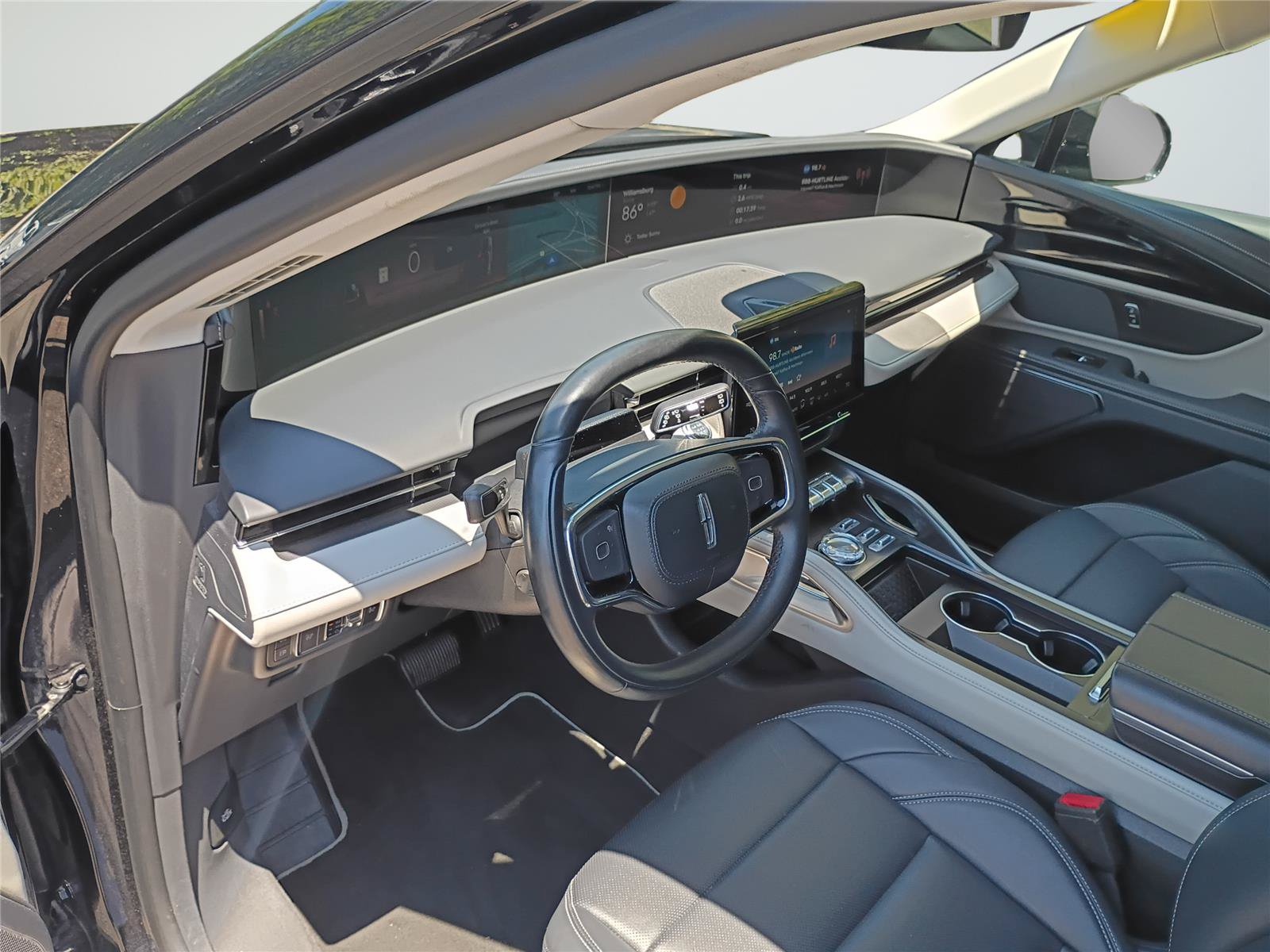 Used 2025 Lincoln Nautilus Premier AWD/4WD image 11