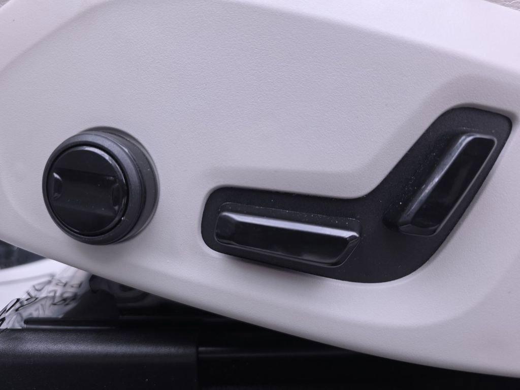 Used 2023 Volvo XC60 B5 Plus image 32