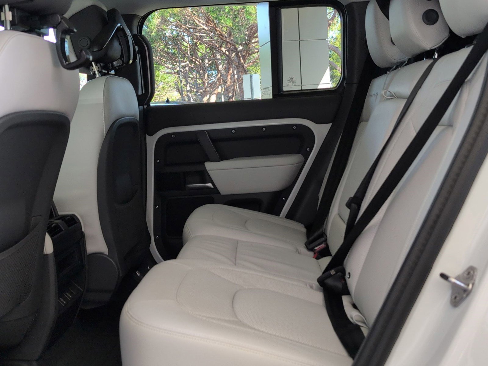 New 2026 Land Rover Defender 110 X-Dynamic SE AWD/4WD image 27