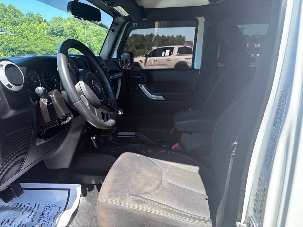 Used 2016 Jeep Wrangler Unlimited Sahara w/ Connectivity Group AWD/4WD image 9