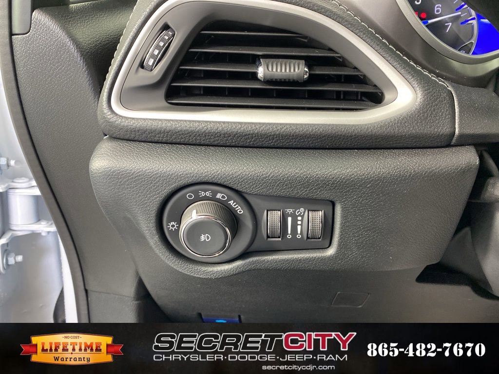 New 2026 Chrysler Pacifica Select image 15