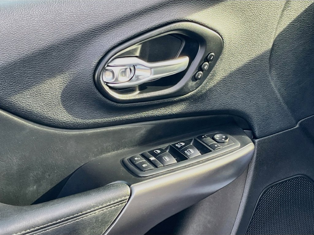 Used 2019 Jeep Cherokee Limited AWD/4WD image 18