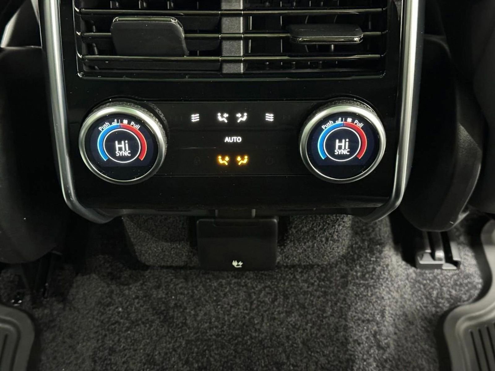 New 2026 Land Rover Range Rover Long Wheelbase SE image 11