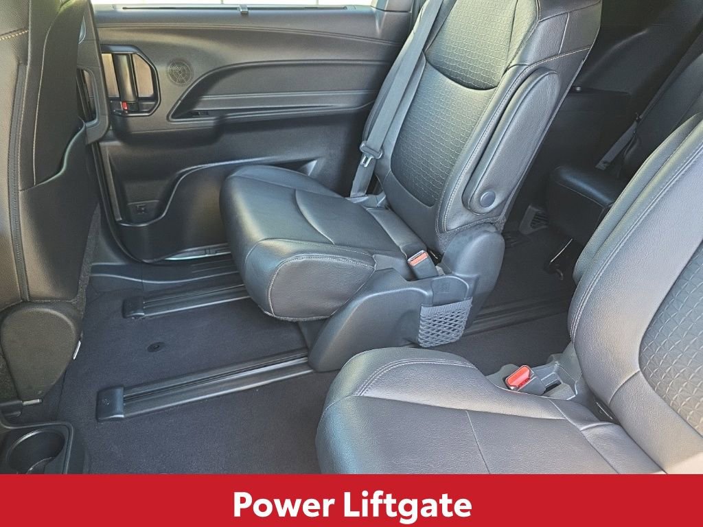 Used 2025 Toyota Sienna XLE Woodland Edition image 20