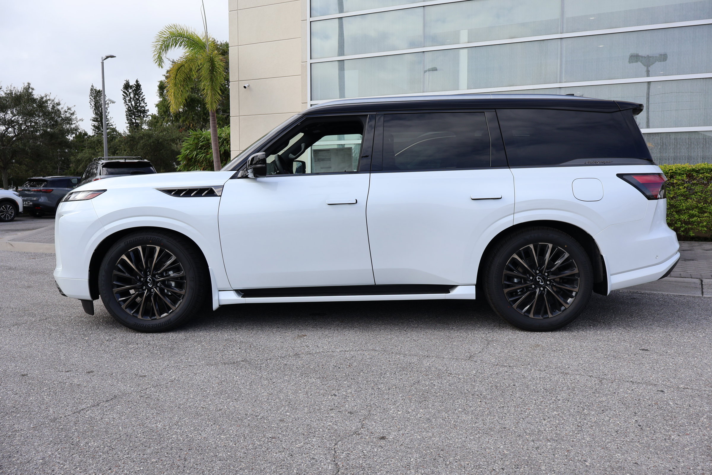 New 2026 INFINITI QX80 Autograph image 2