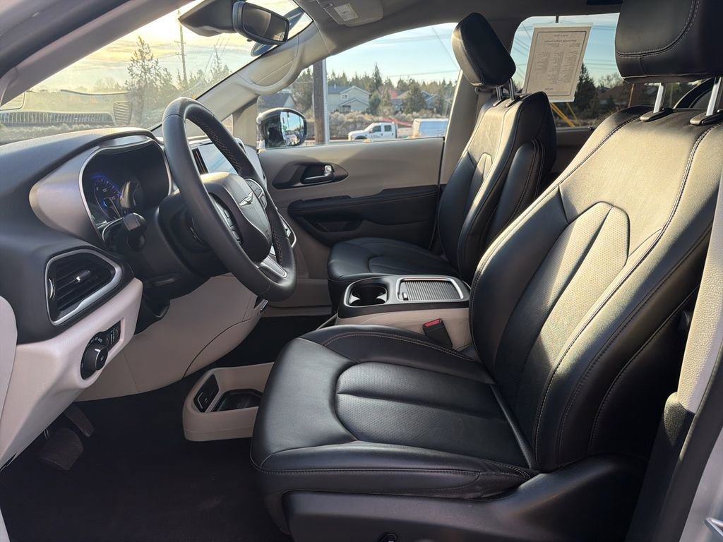 Used 2024 Chrysler Pacifica Touring-L FWD image 18