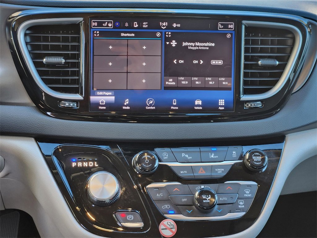 Used 2024 Chrysler Pacifica Touring-L image 21