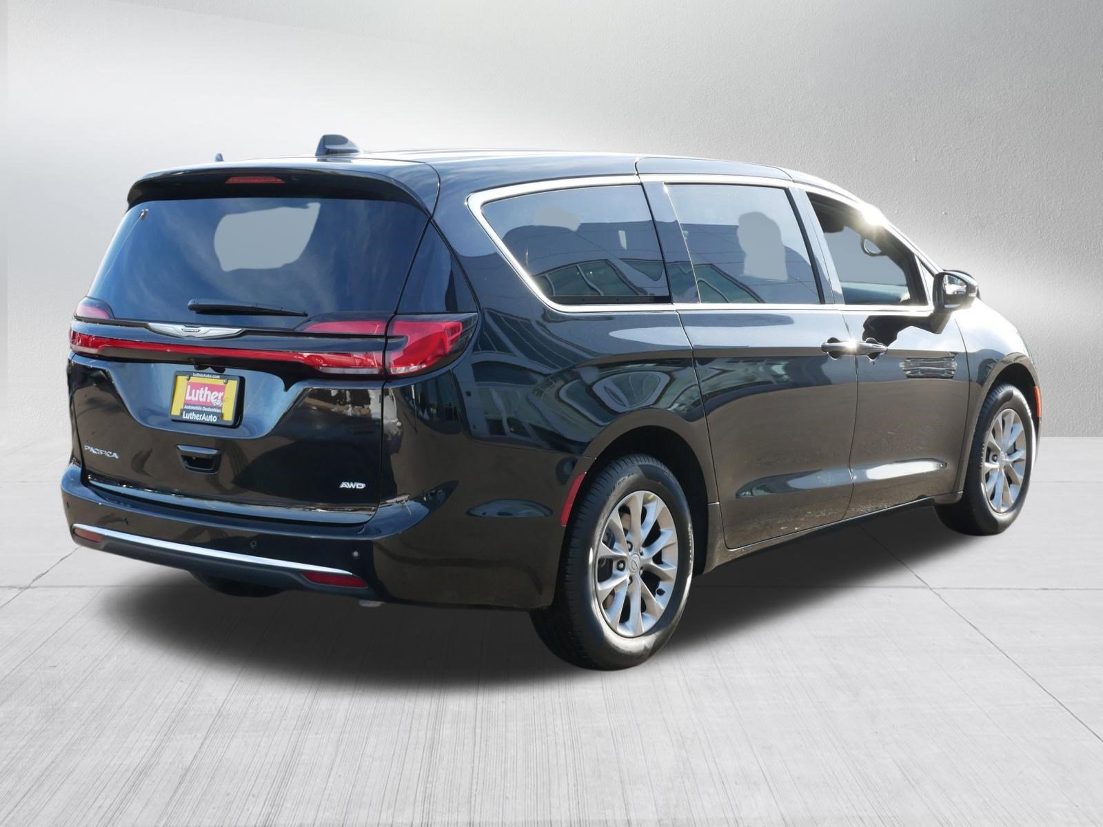 Used 2026 Chrysler Pacifica Select image 7