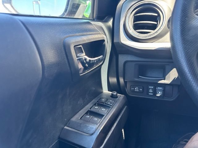 Used 2017 Toyota Tacoma TRD Off-Road w/ Tow Package (A/T) AWD/4WD image 18