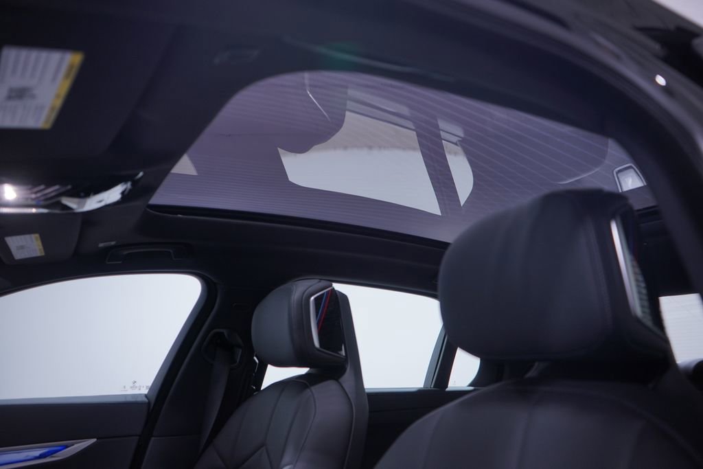 Used 2025 BMW 740i w/ Premium Package image 8