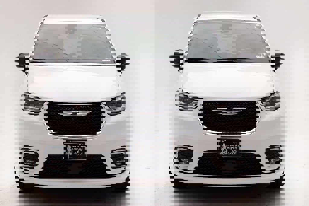 Used 2025 Chrysler Pacifica Select image 3