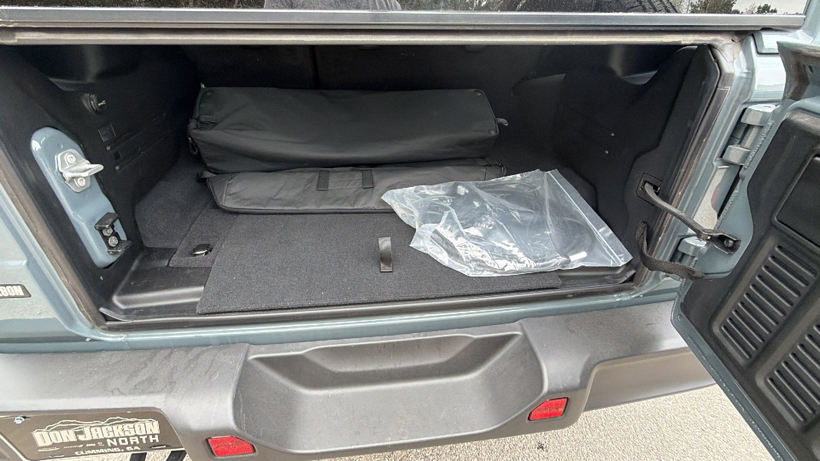 Used 2025 Jeep Wrangler Sahara image 13