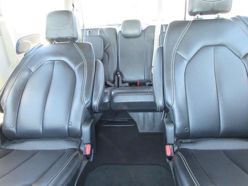 Used 2024 Chrysler Pacifica Touring-L FWD image 19