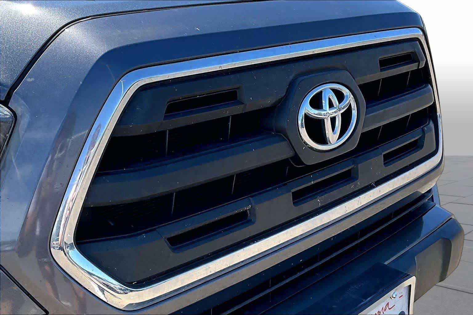 Used 2017 Toyota Tacoma SR5 AWD/4WD image 29