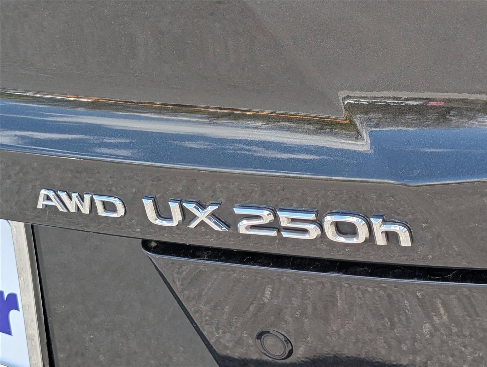 Used 2024 Lexus UX 250h AWD w/ Premium Package image 9