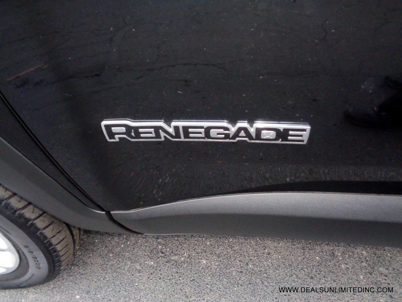 Used 2017 Jeep Renegade Latitude w/ Cold Weather Group image 5