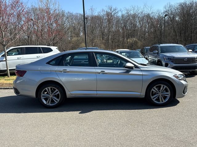 Used 2023 Volkswagen Jetta SE image 3